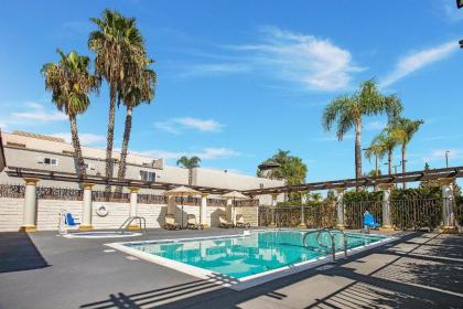 Stanford Inn & Suites Anaheim - image 4