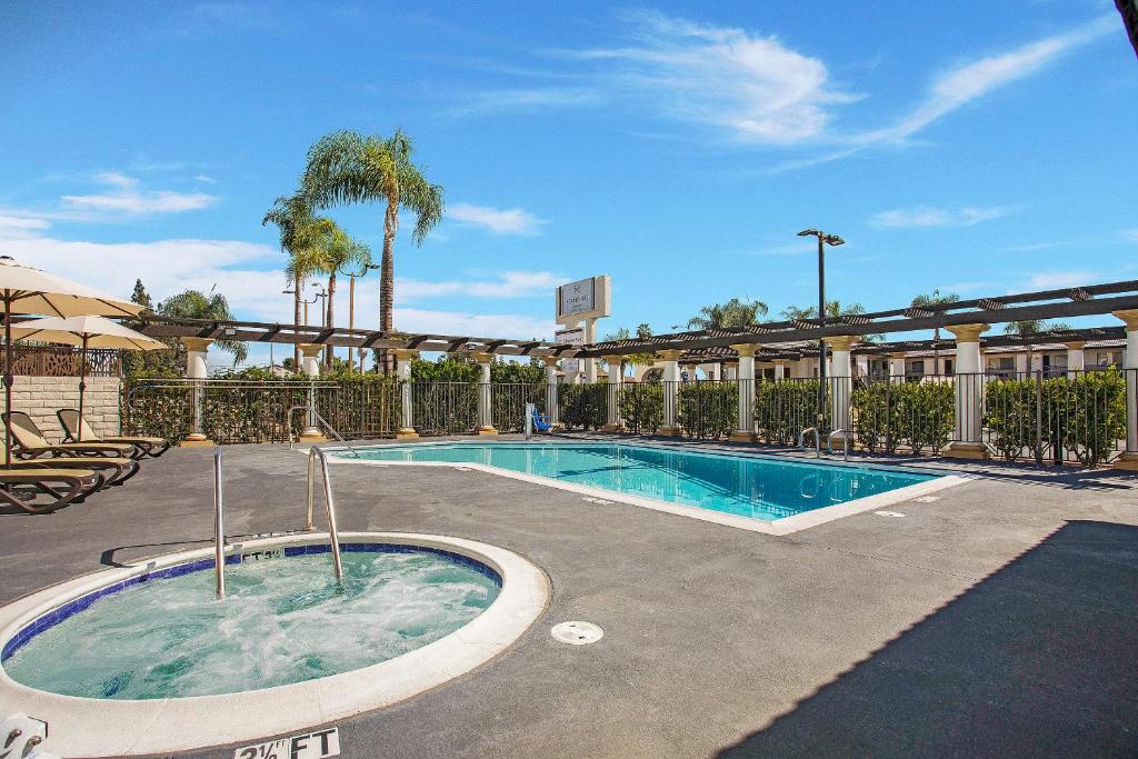 Stanford Inn & Suites Anaheim - image 5